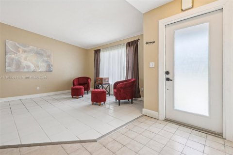 House in Miami, Florida 3 bedrooms, 168.62 sq.m. № 1891586 - photo 2