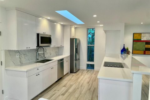 House in Fort Lauderdale, Florida 3 bedrooms, 218.51 sq.m. № 1937469 - photo 8