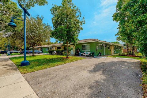 Commercial property in Lighthouse Point, Florida № 786458 - photo 1