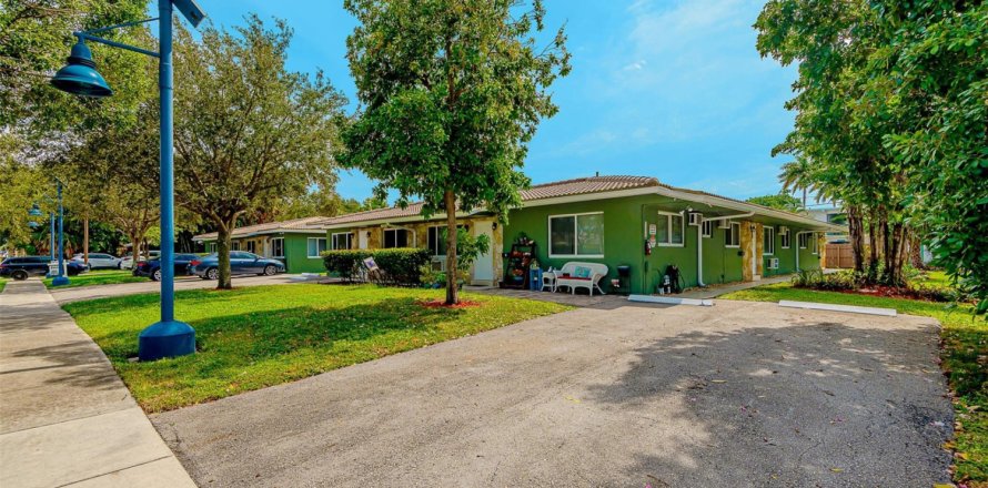Commercial property in Lighthouse Point, Florida № 786458