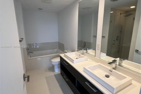 Condominio en alquiler en Miami, Florida, 2 dormitorios, 97.83 m2 № 1989924 - foto 5