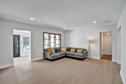Casa en venta en Hollywood, Florida, 3 dormitorios, 129.32 m2 № 2025907 - foto 3