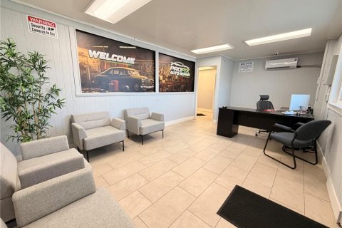 Propiedad comercial en venta en Saint Petersburg, Florida, 231.88 m2 № 2348218 - foto 13