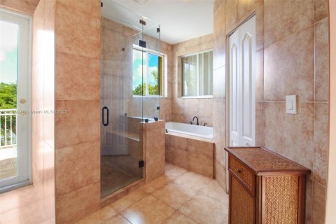 House in Miami, Florida 4 bedrooms, 234.86 sq.m. № 1958502 - photo 25