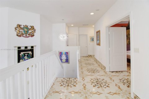 House in Miami, Florida 4 bedrooms, 234.86 sq.m. № 1958502 - photo 20