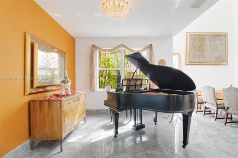 House in Miami, Florida 4 bedrooms, 234.86 sq.m. № 1958502 - photo 9