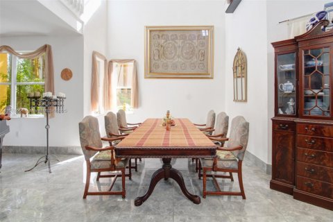 House in Miami, Florida 4 bedrooms, 234.86 sq.m. № 1958502 - photo 6