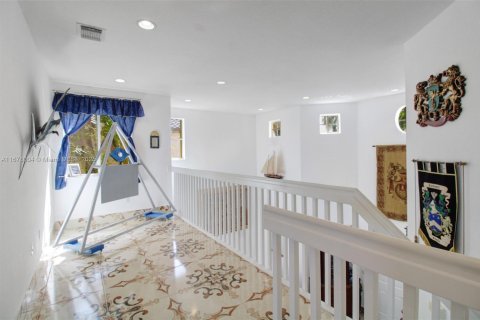 House in Miami, Florida 4 bedrooms, 234.86 sq.m. № 1958502 - photo 21