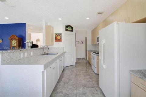 House in Miami, Florida 4 bedrooms, 234.86 sq.m. № 1958502 - photo 14