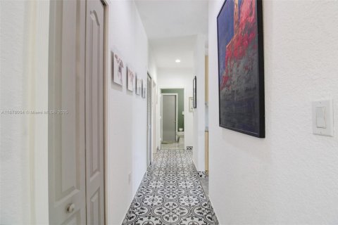 House in Miami, Florida 4 bedrooms, 234.86 sq.m. № 1958502 - photo 12