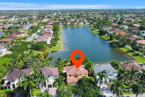 House in Miami, Florida 4 bedrooms, 234.86 sq.m. № 1958502 - photo 1