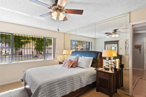 Townhouse in Miami, Florida 4 bedrooms, 125.14 sq.m. № 2393034 - photo 28