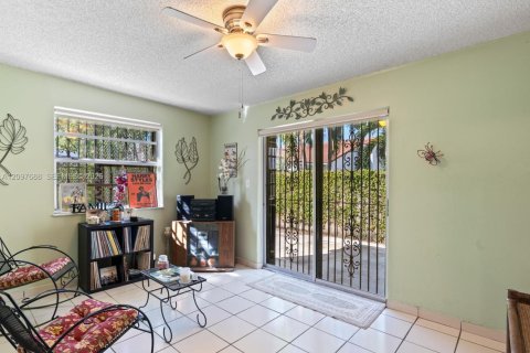 Townhouse in Miami, Florida 4 bedrooms, 125.14 sq.m. № 2393034 - photo 16