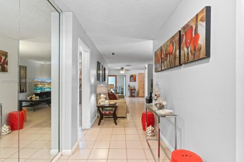Townhouse in Miami, Florida 4 bedrooms, 125.14 sq.m. № 2393034 - photo 4