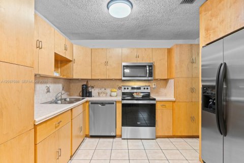 Townhouse in Miami, Florida 4 bedrooms, 125.14 sq.m. № 2393034 - photo 12