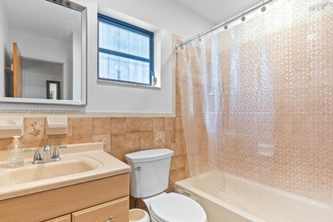 Townhouse in Miami, Florida 4 bedrooms, 125.14 sq.m. № 2393034 - photo 22