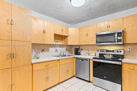 Townhouse in Miami, Florida 4 bedrooms, 125.14 sq.m. № 2393034 - photo 11