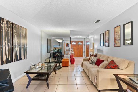 Townhouse in Miami, Florida 4 bedrooms, 125.14 sq.m. № 2393034 - photo 8