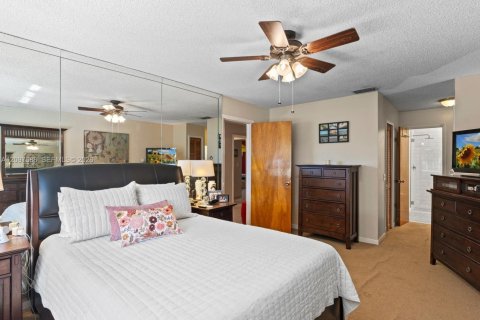 Townhouse in Miami, Florida 4 bedrooms, 125.14 sq.m. № 2393034 - photo 29