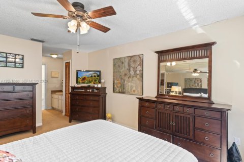 Townhouse in Miami, Florida 4 bedrooms, 125.14 sq.m. № 2393034 - photo 30