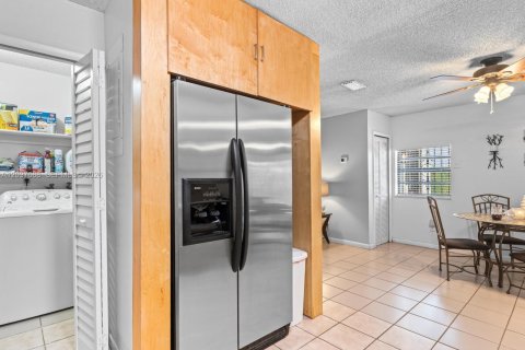 Townhouse in Miami, Florida 4 bedrooms, 125.14 sq.m. № 2393034 - photo 14