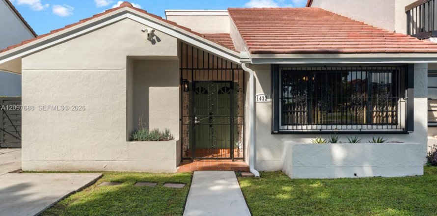 Townhouse in Miami, Florida 4 bedrooms, 125.14 sq.m. № 2393034