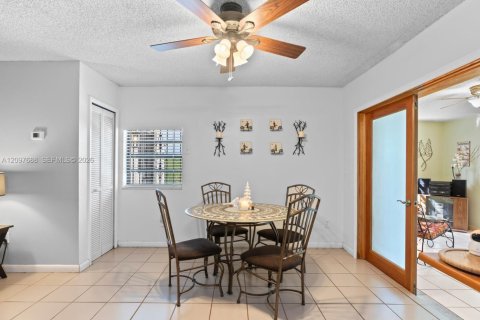 Townhouse in Miami, Florida 4 bedrooms, 125.14 sq.m. № 2393034 - photo 10