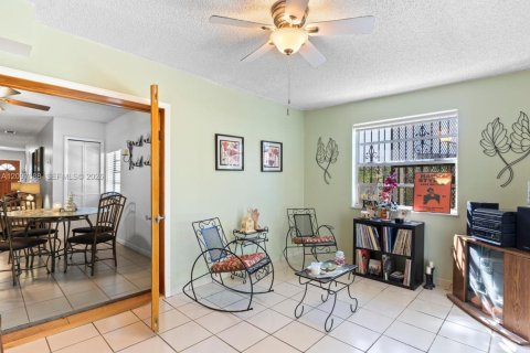 Townhouse in Miami, Florida 4 bedrooms, 125.14 sq.m. № 2393034 - photo 17