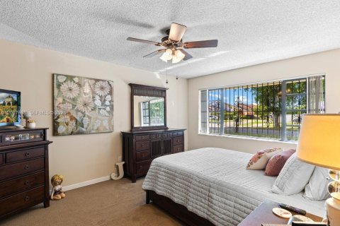 Townhouse in Miami, Florida 4 bedrooms, 125.14 sq.m. № 2393034 - photo 27