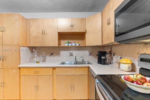 Townhouse in Miami, Florida 4 bedrooms, 125.14 sq.m. № 2393034 - photo 13