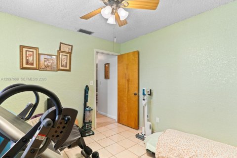 Townhouse in Miami, Florida 4 bedrooms, 125.14 sq.m. № 2393034 - photo 24