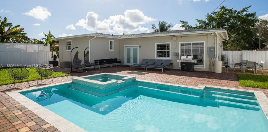 House in Miami, Florida 4 bedrooms, 141.21 sq.m. № 1889730