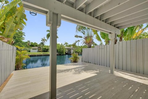 Townhouse in North Miami, Florida 2 bedrooms, 134.15 sq.m. № 2082976 - photo 2
