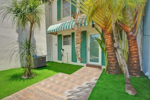 Townhouse in North Miami, Florida 2 bedrooms, 134.15 sq.m. № 2082976 - photo 17