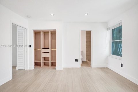 Townhouse in North Miami, Florida 2 bedrooms, 134.15 sq.m. № 2082976 - photo 14