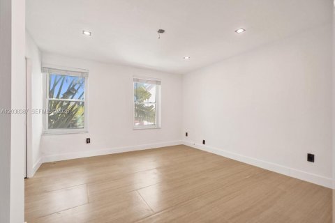Townhouse in North Miami, Florida 2 bedrooms, 134.15 sq.m. № 2082976 - photo 13
