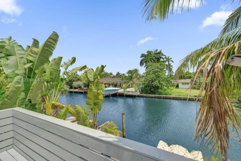 Townhouse in North Miami, Florida 2 bedrooms, 134.15 sq.m. № 2082976 - photo 9