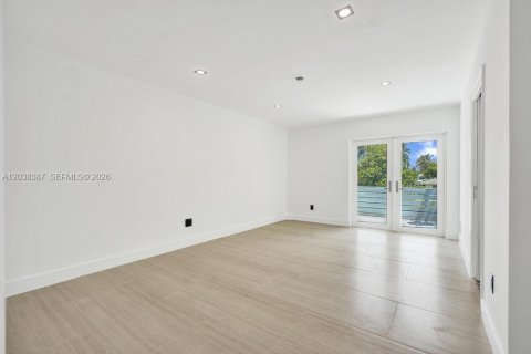 Townhouse in North Miami, Florida 2 bedrooms, 134.15 sq.m. № 2082976 - photo 8