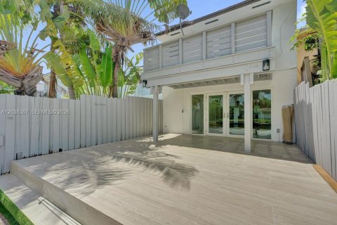 Townhouse in North Miami, Florida 2 bedrooms, 134.15 sq.m. № 2082976 - photo 3