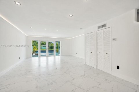 Townhouse in North Miami, Florida 2 bedrooms, 134.15 sq.m. № 2082976 - photo 4