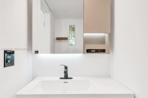 Townhouse in North Miami, Florida 2 bedrooms, 134.15 sq.m. № 2082976 - photo 7