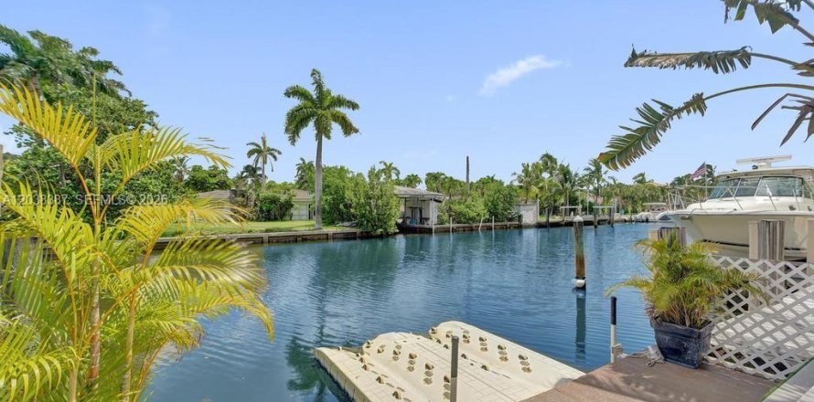 Townhouse in North Miami, Florida 2 bedrooms, 134.15 sq.m. № 2082976