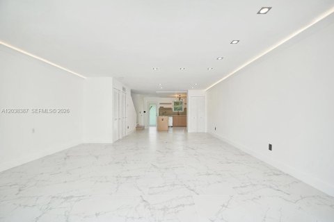 Townhouse in North Miami, Florida 2 bedrooms, 134.15 sq.m. № 2082976 - photo 5
