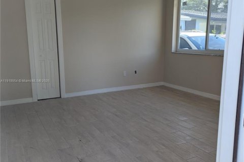 Villa ou maison à louer à Miami, Floride: 2 chambres, 92.9 m2 № 1973358 - photo 2