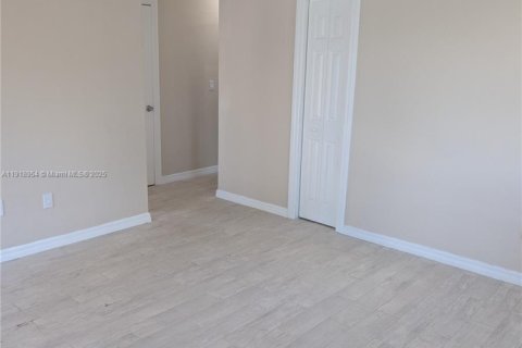 Villa ou maison à louer à Miami, Floride: 2 chambres, 92.9 m2 № 1973358 - photo 3