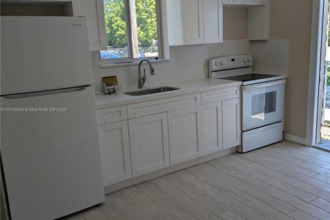 Villa ou maison à louer à Miami, Floride: 2 chambres, 92.9 m2 № 1973358 - photo 5