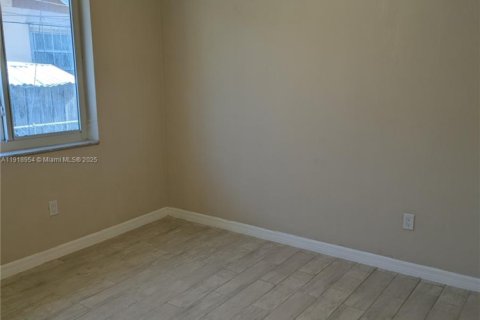 Villa ou maison à louer à Miami, Floride: 2 chambres, 92.9 m2 № 1973358 - photo 13