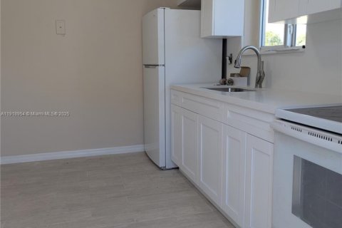 Villa ou maison à louer à Miami, Floride: 2 chambres, 92.9 m2 № 1973358 - photo 4