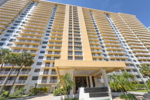 Copropriété à louer à Sunny Isles Beach, Floride: 3 chambres, 164.9 m2 № 2076064 - photo 10