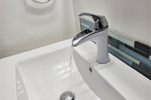 Condo in Aventura, Florida, 2 bedrooms  № 2069168 - photo 13